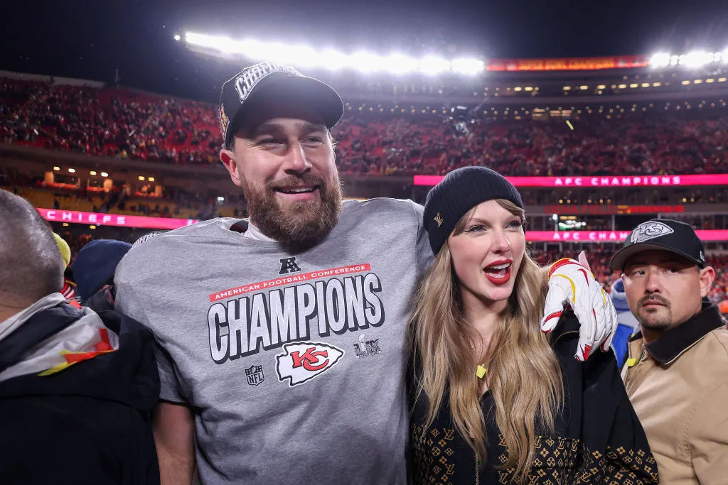 Taylor Swift costuma acompanhar o noivo Travis Kelce nos jogos do Kansas City Chiefs Foto: Getty Images