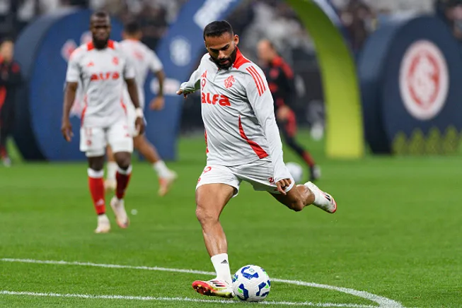 Thiago Maia aquecendo em partida do Internacional contra o Corinthians em 2025 –  (Photo by Riquelve Nata/Sports Press Photo/Getty Images)