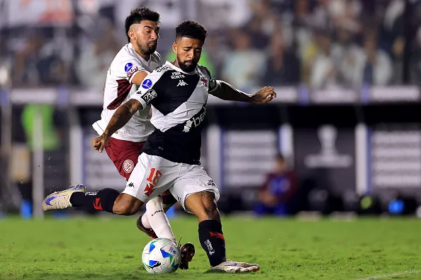 Paulinho Paula durante partida entre Vasco e Lanús na Sul-Americana de 2025. (Photo by Buda Mendes/Getty Images)