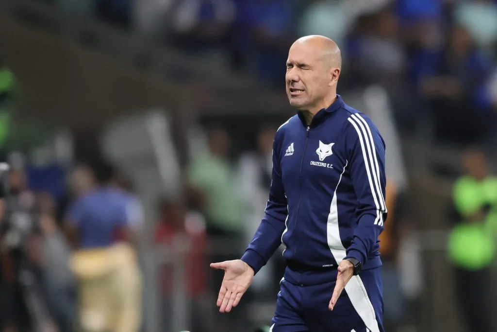 Leonardo Jardim técnico do Cruzeiro durante partida contra o Santos – Foto: Gilson Lobo/AGIF