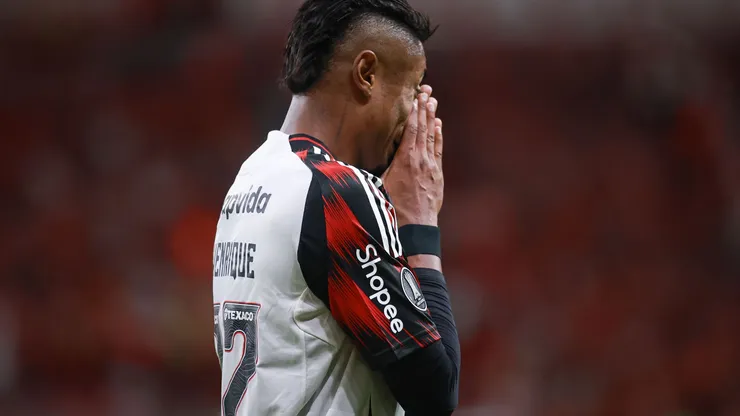 Torcida do Atlético-MG ironiza Bruno Henrique. Foto: Maxi Franzoi/AGIF