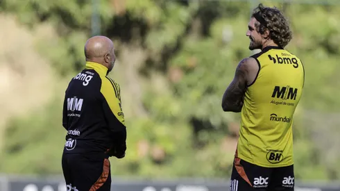 Sampaoli conversa com Lyanco. Paulo Henrique França / Atlético