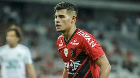 Bruno Guimarães durante confronto entre Athletico e Chapecoense no Brasileirão 2019.