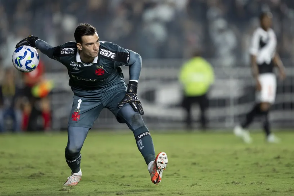 Leo Jardim goleiro do Vasco durante partida contra o Fortaleza no estadio Sao Januario pelo campeonato Brasileiro A 2025. Foto: Jorge Rodrigues/AGIF