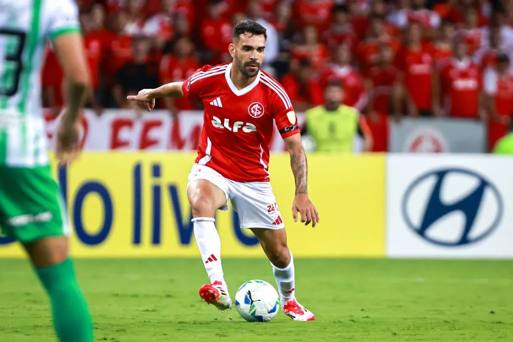 RS – PORTO ALEGRE – 10/04/2025 – COPA LIBERTADORES 2025, INTERNACIONAL X ATLETICO NACIONAL – Bruno Henrique jogador do Internacional durante partida contra o Atletico Nacional no estadio Beira-Rio pelo campeonato Copa Libertadores 2025. Foto: Maxi Franzoi/AGIF