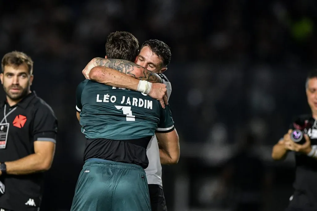 Leo Jardim e Vegetti jogadores do Vasco comemoram vitoria por penaltis em decisao durante partida contra o Fortaleza no estadio Sao Januario pelo campeonato Copa Do Brasil 2024. Foto: Thiago Ribeiro/AGIF