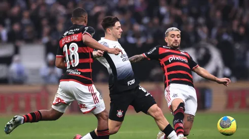 SP – SAO PAULO – 20/10/2024 – COPA DO BRASIL 2024, CORINTHIANS X FLAMENGO – Garro jogador do Corinthians disputa lance com De Arrascaeta jogador do Flamengo durante partida no estadio Arena Corinthians pelo campeonato Copa Do Brasil 2024. Foto: Ettore Chiereguini/AGIF