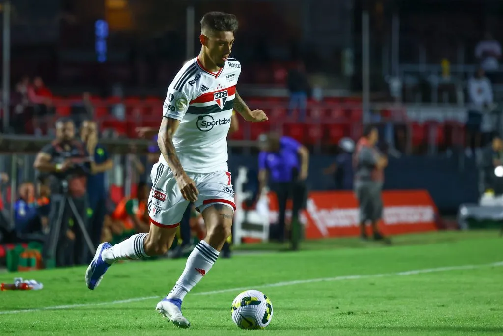 Emiliano Rigoni atuando no São Paulo em 2022 –  Foto: Marcello Zambrana/AGIF