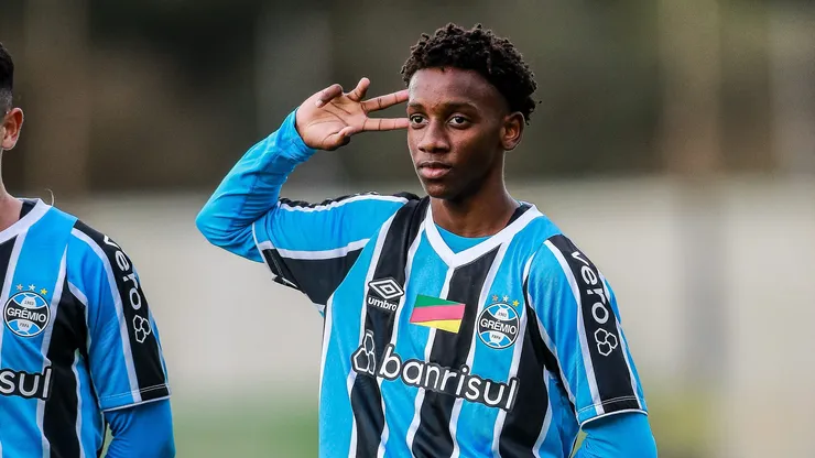 RS - ELDORADO DO SUL - 16/07/2024 - FUTEBOL, GABRIEL MEC - RS - ELDORADO DO SUL - 16/07/2024 - FUTEBOL, GABRIEL MEC - O jogador Gabriel Mec durante partida entre Gremio x Cruzeiro pelo campeonato Brasileiro Sub-20 no Ct Presidente Helio dourado. Gabriel Mec. Existem rumores de um suposto negocio com o Chelsea intermediado pelo pai do atacante Neymar Jr. Foto: Giancarlo Santorum/AGIF