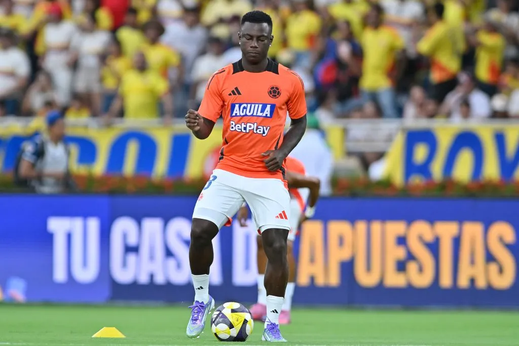 BARRANQUILLA, COLOMBIA – SEPTEMBER 04: Marino Hinestroza of Colombia warms up prior to the South American FIFA World Cup 2026 Qualifier match between Colombia and Bolivia at Roberto Melendez Metropolitan Stadium on September 04, 2025 in Barranquilla, Colombia. (Photo by Gabriel Aponte/Getty Images)