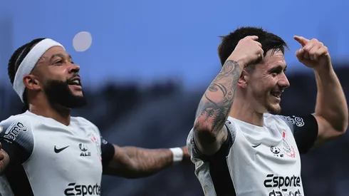 Memphis Depay e Rodrigo Garro em campo pelo Corinthians