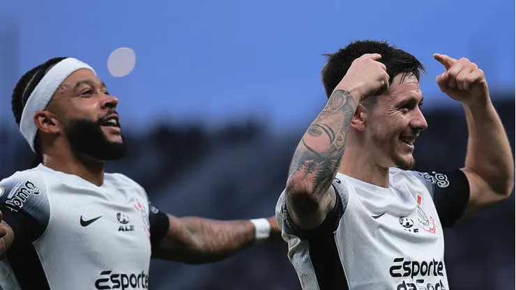 Memphis Depay e Rodrigo Garro em campo pelo Corinthians