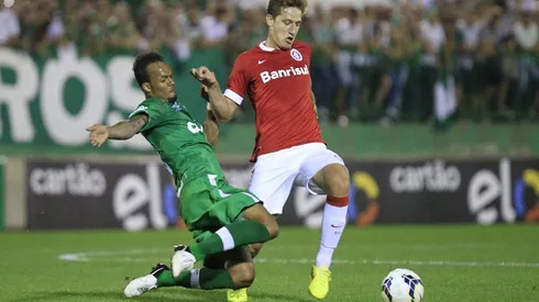 CHAPECO-SC-09/10/2014 – BRASILEIRO A 2014/CHAPECOENSE X INTERNACIONAL – Bruno Silva e Bertoto disputam bola durante o jogo entre Chapecoense x Internacional pelo Campeonato Brasileiro 2014 no Estadio Arena Conda. Foto Marcio Cunha/AGIF