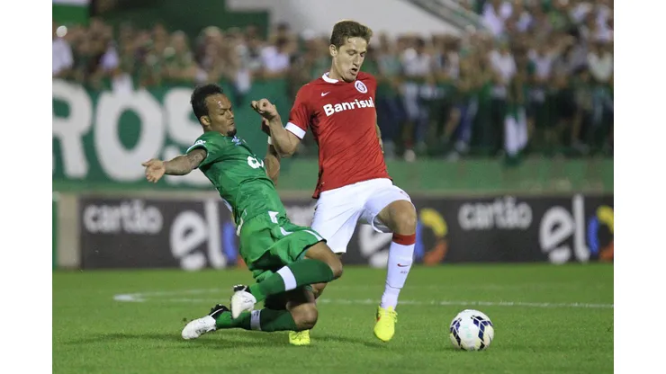 CHAPECO-SC-09/10/2014 - BRASILEIRO A 2014/CHAPECOENSE X INTERNACIONAL - Bruno Silva e Bertoto disputam bola durante o jogo entre Chapecoense x Internacional pelo Campeonato Brasileiro 2014 no Estadio Arena Conda. Foto Marcio Cunha/AGIF