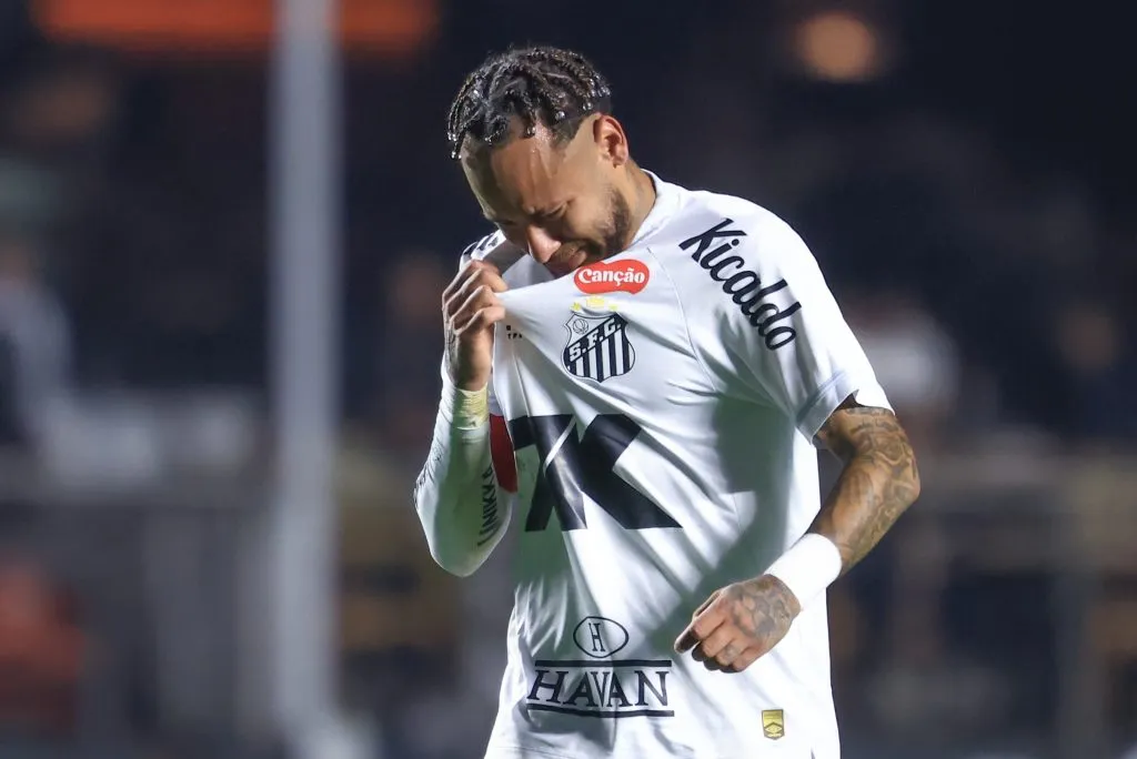 SP – SAO PAULO – 17/08/2025 – BRASILEIRO A 2025, SANTOS X VASCO – Neymar jogador do Santos chora apos a partida contra o Vasco no estadio Morumbi pelo campeonato Brasileiro A 2025.  Foto: Marcello Zambrana/AGIF