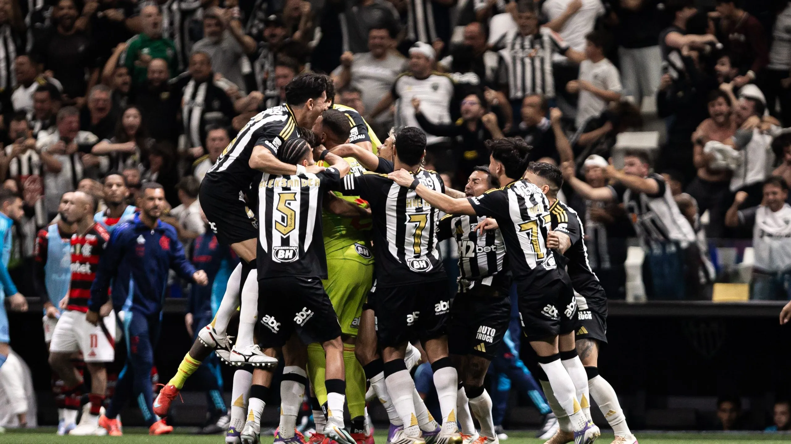 MG – BELO HORIZONTE – 06/08/2025 – COPA DO BRASIL 2025, ATLETICO-MG X FLAMENGO – Jogadores do Atletico-MG comemoram vitoria por penaltis em decisao durante partida contra o Flamengo no estadio Arena MRV pelo campeonato Copa Do Brasil 2025. Foto: Mateus Dutra/AGIF