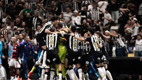 MG – BELO HORIZONTE – 06/08/2025 – COPA DO BRASIL 2025, ATLETICO-MG X FLAMENGO – Jogadores do Atletico-MG comemoram vitoria por penaltis em decisao durante partida contra o Flamengo no estadio Arena MRV pelo campeonato Copa Do Brasil 2025. Foto: Mateus Dutra/AGIF