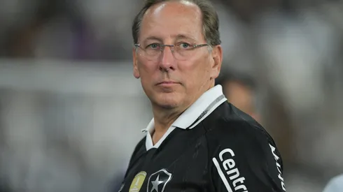 John Textor durante confronto contra o Corinthians no Brasileirão 2025.