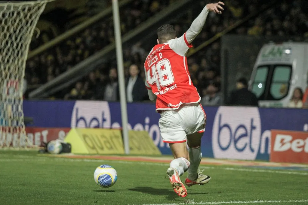 SP – CRICIUMA – 30/06/2024 – BRASILEIRO A 2024, CRICIUMA X INTERNACIONAL – Lucca Drummond jogador do Internacional durante partida contra o Criciuma no estadio Heriberto Hulse pelo campeonato Brasileiro A 2024. Foto: Lucas Gabriel Cardoso/AGIF