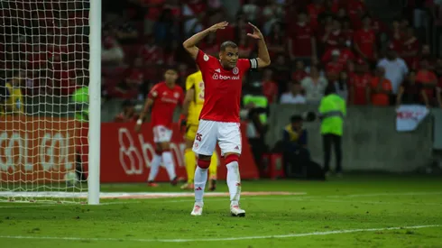BA – PORTO ALEGRE – 26/11/2023 – BRASILEIRO A 2023, INTERNACIONAL X BRAGANTINO – Gabriel Mercado jogador do Internacional durante partida contra o Bragantino no estadio Beira-Rio pelo campeonato Brasileiro A 2023. Foto: Giancarlo Santorum/AGIF