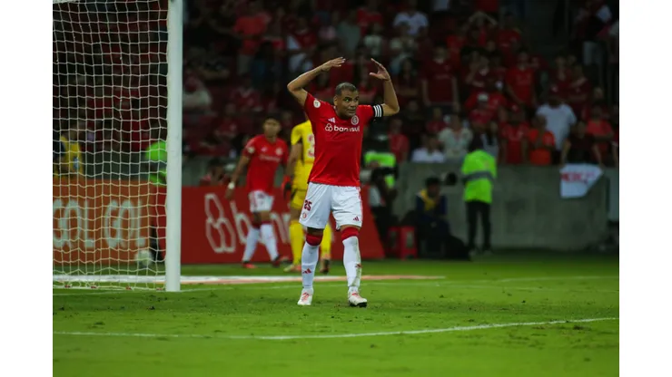 BA - PORTO ALEGRE - 26/11/2023 - BRASILEIRO A 2023, INTERNACIONAL X BRAGANTINO - Gabriel Mercado jogador do Internacional durante partida contra o Bragantino no estadio Beira-Rio pelo campeonato Brasileiro A 2023. Foto: Giancarlo Santorum/AGIF