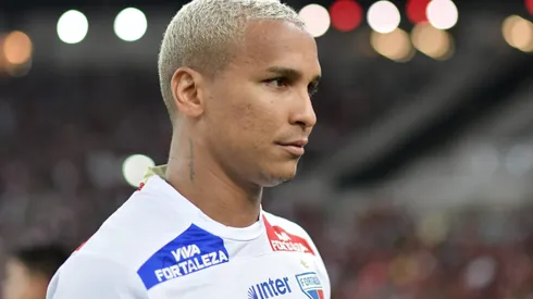 Deyverson durante confronto contra o Flamengo no Brasileirão 2025.
