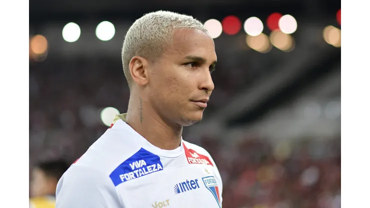 Deyverson durante confronto contra o Flamengo no Brasileirão 2025.