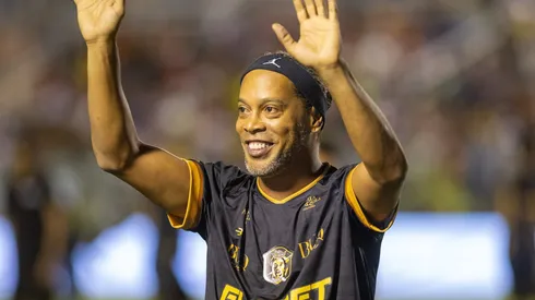 Ronaldinho durante partida amistosa em 2025.