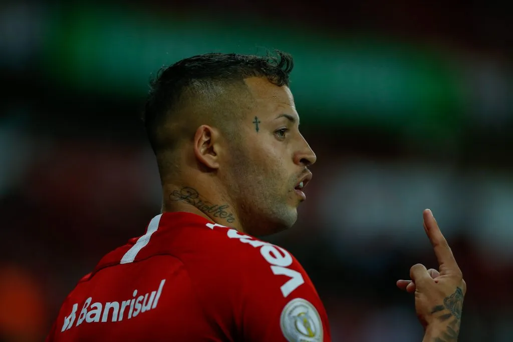 Brasileiro a 2019, Internacional x Goias – Nico Lopez do Internacional disputa lance com jogador do Goias durante partida no estadio Beira-Rio pelo campeonato Brasileiro A 2019