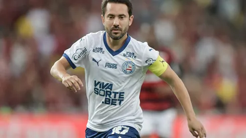 Everton Ribeiro durante confronto contra o Flamengo no Campeonato Brasileiro de 2025.