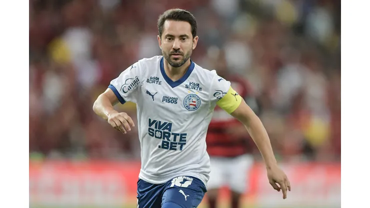 Everton Ribeiro durante confronto contra o Flamengo no Campeonato Brasileiro de 2025.