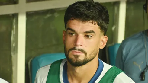 BA - SALVADOR - 30/03/2025 - BRASILEIRO A 2025, BAHIA X CORINTHIANS - Cauly, jogador do Bahia durante execucao do hino nacional antes da partida contra o Corinthians no estadio Arena Fonte Nova pelo campeonato Brasileiro A 2025. Foto: Walmir Cirne/AGIF