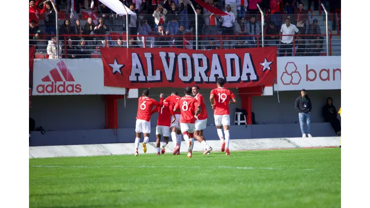 Jogadores do Internacional comemoram o gol na Final do Gauchão sub-20 - Foto: Foto: Rafaela Frison / Internacional