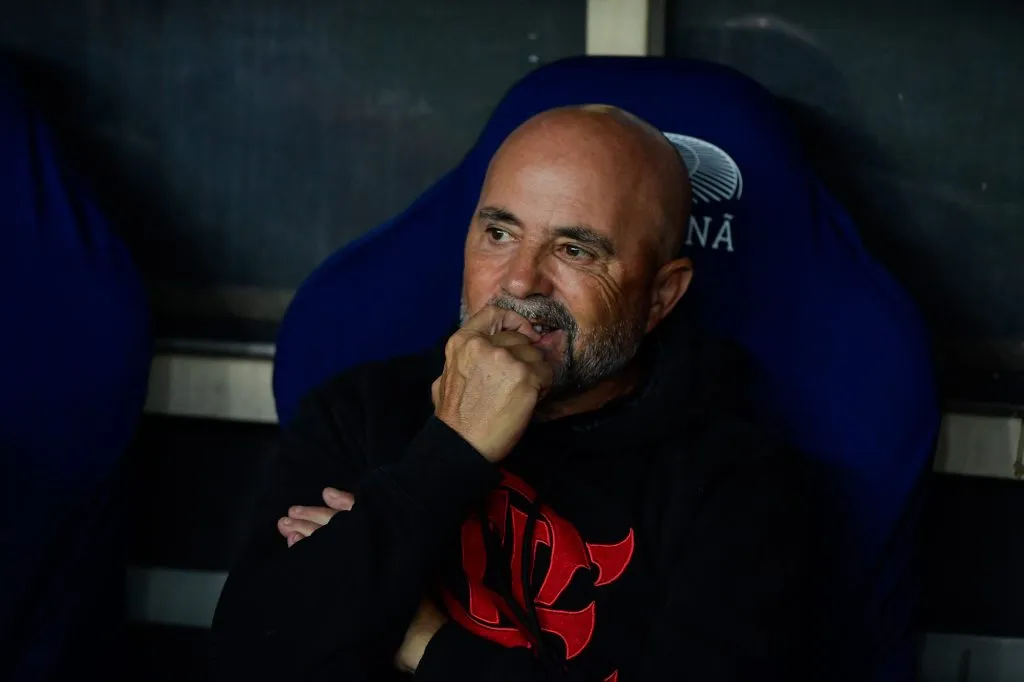 RJ – RIO DE JANEIRO – 26/08/2023 – BRASILEIRO A 2023, FLAMENGO X INTERNACIONAL – Jorge Sampaoli tecnico do Flamengo durante partida contra o Internacional no estadio Maracana pelo campeonato Brasileiro A 2023. Foto: Thiago Ribeiro/AGIF