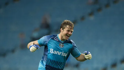 PORTO ALEGRE - RS - 08/10/2014 - BRASILEIRO A 2014/GREMIO X SPORT - Tiago do Gremio comemora gol de Alan Ruiz contra o Sport pelo Campeonato Brasileiro A 2014 na Arena do Gremio. Foto: Ramiro Furquim/AGIF