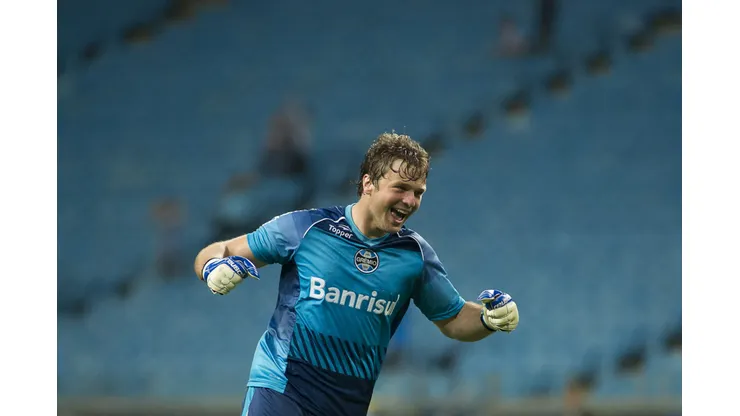 PORTO ALEGRE - RS - 08/10/2014 - BRASILEIRO A 2014/GREMIO X SPORT - Tiago do Gremio comemora gol de Alan Ruiz contra o Sport pelo Campeonato Brasileiro A 2014 na Arena do Gremio. Foto: Ramiro Furquim/AGIF