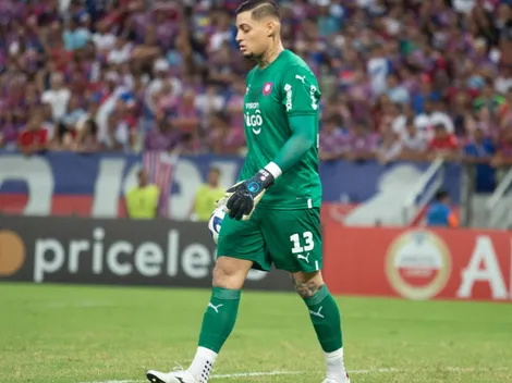 Goleiro Jean é observado pelo Bahia