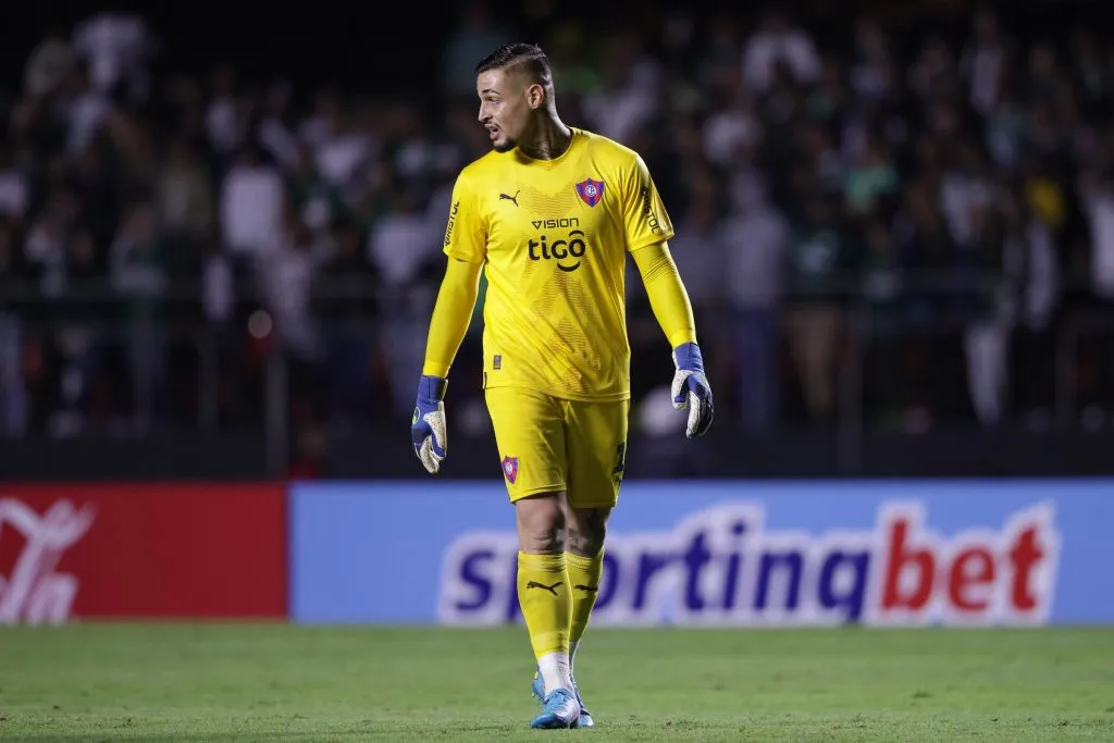 Goleiro Jean, ainda quando atuava pelo Cerro Porteno. Foto: Ettore Chiereguini/AGIF