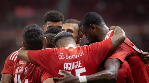 RS - PORTO ALEGRE - 31/08/2025 - BRASILEIRO A 2025, INTERNACIONAL X FORTALEZA - Alan Patrick jogador do Internacional comemora seu gol com jogadores do seu time durante partida contra o Fortaleza no estadio Beira-Rio pelo campeonato Brasileiro A 2025. Foto: Maxi Franzoi/AGIF