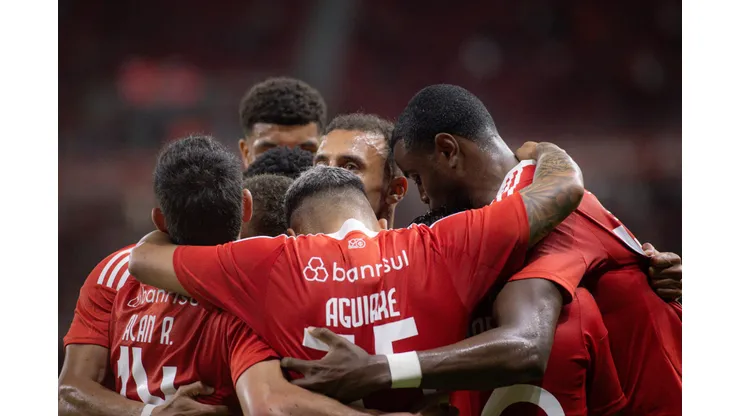 RS - PORTO ALEGRE - 31/08/2025 - BRASILEIRO A 2025, INTERNACIONAL X FORTALEZA - Alan Patrick jogador do Internacional comemora seu gol com jogadores do seu time durante partida contra o Fortaleza no estadio Beira-Rio pelo campeonato Brasileiro A 2025. Foto: Maxi Franzoi/AGIF