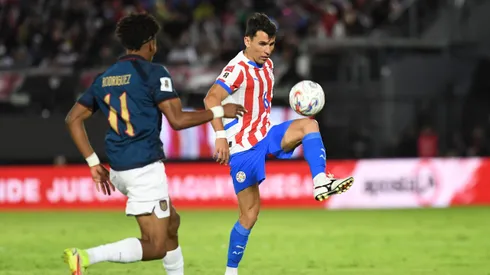 ASUNCION, PARAGUAY – SEPTEMBER 04: Júnior Alonso of Paraguay controls the ball during the South American FIFA World Cup 2026 Qualifier match between Paraguay and Ecuador at Estadio Defensores del Chaco on September 04, 2025 in Asuncion, Paraguay. (Photo by Christian Alvarenga/Getty Images)
