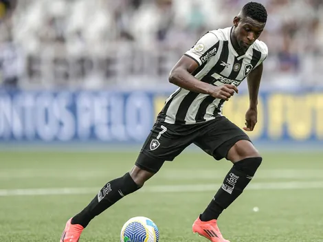 Botafogo entrega camisa de presente para Luiz Henrique