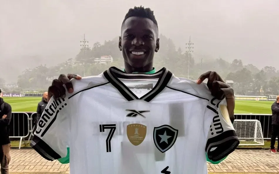 Botafogo presenteia Luiz Henrique com a nova camisa 2025/2026 (Foto: Divulgação/Botafogo)