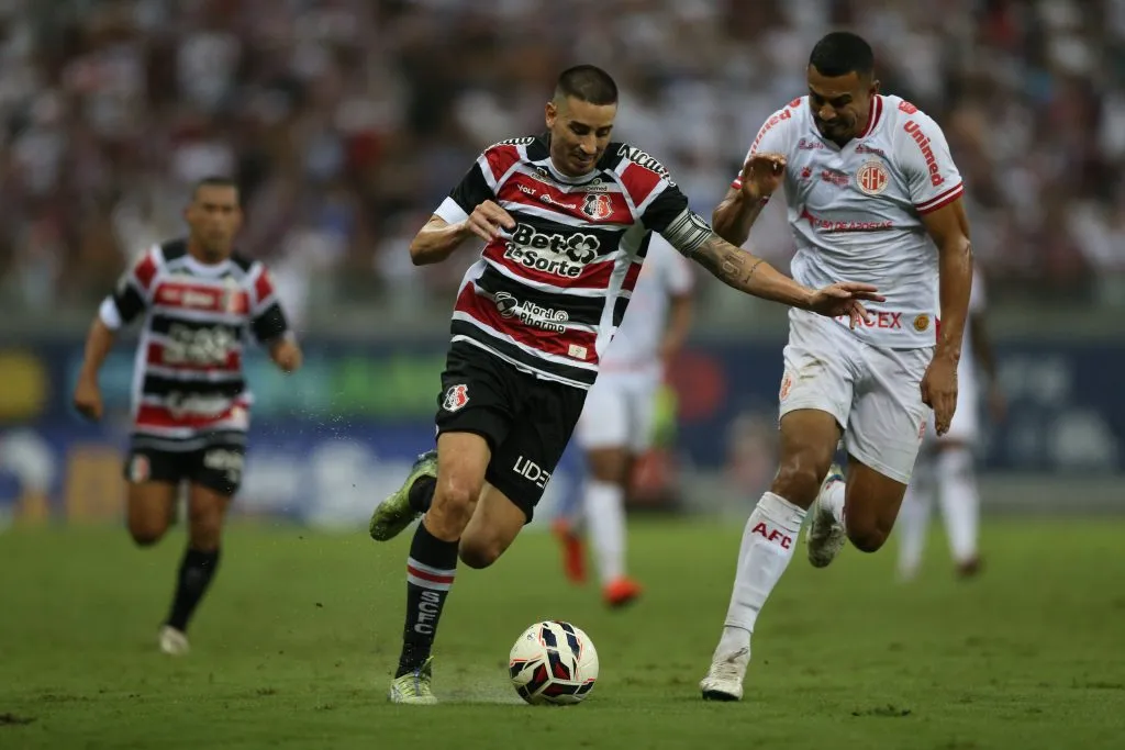 Thiago Galhardo jogador do Santa Cruz durante a partida contra o America RN na Arena de Pernambuco pelo campeonato Brasileiro D 2025. Foto: Marlon Costa/AGIF