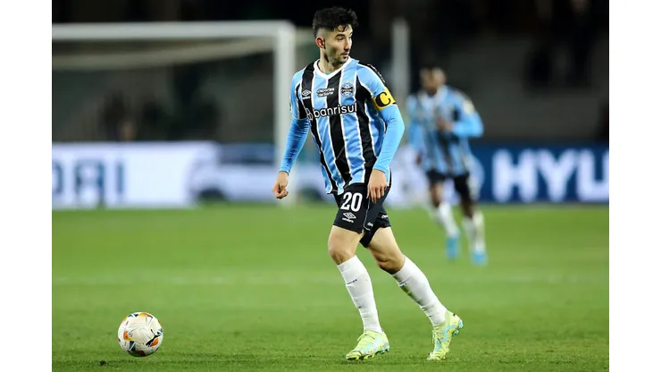 CURITIBA, BRAZIL - AUGUST 13: Mathias Villasanti of Gremio looks on during the Copa CONMEBOL Libertadores round of 16 first leg match between Gremio and Fluminense at Couto Pereira Stadium on August 13, 2024 in Curitiba, Brazil. (Photo by Heuler Andrey/Getty Images)