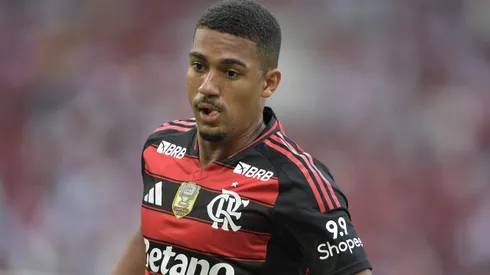 Samuel Lino durante confronto contra o Grêmio no Campeonato Brasileiro de 2025.