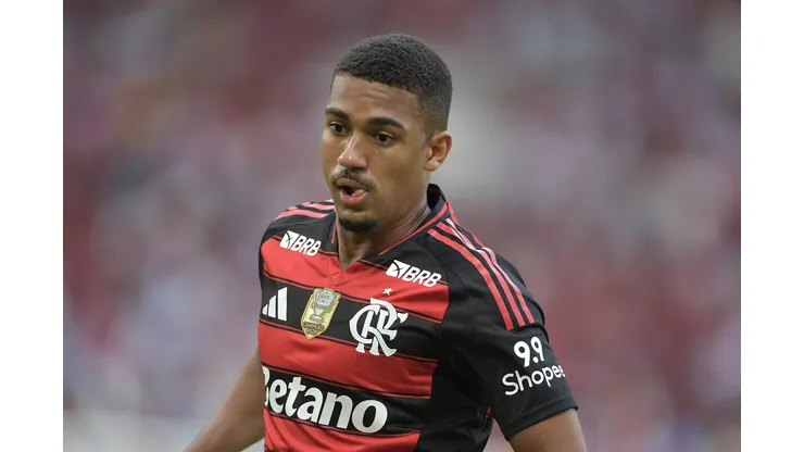 Samuel Lino durante confronto contra o Grêmio no Campeonato Brasileiro de 2025.
