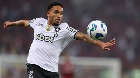 Vitinho em ação pelo Botafogo no Brasileiro