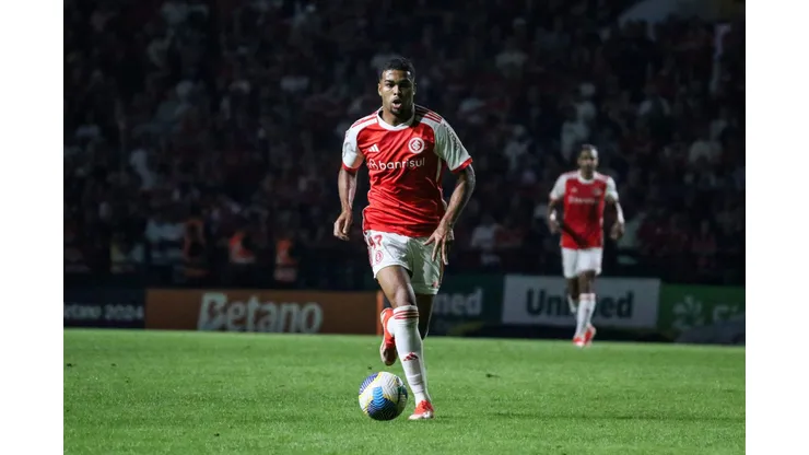 SC - CRICIUMA - 13/06/2024 - BRASILEIRO A 2024, INTERNACIONAL X SAO PAULO - Gustavo Prado jogador do Internacional durante partida contra o Sao Paulo no estadio Heriberto Hulse pelo campeonato Brasileiro A 2024. Foto: Leonardo Hubbe/AGIF