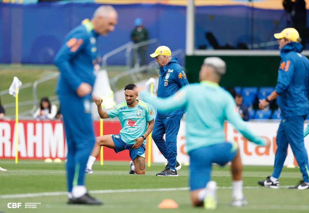 Vitinho é observado por Carlo Ancelotti. Foto: Rafael Ribeiro/CBF